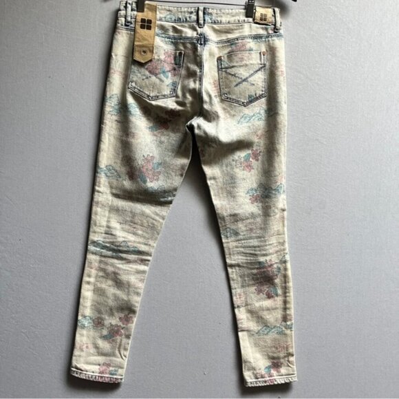 Insight beautiful scenery printed mid rise slim denim Sz 31” - Picture 3 of 14